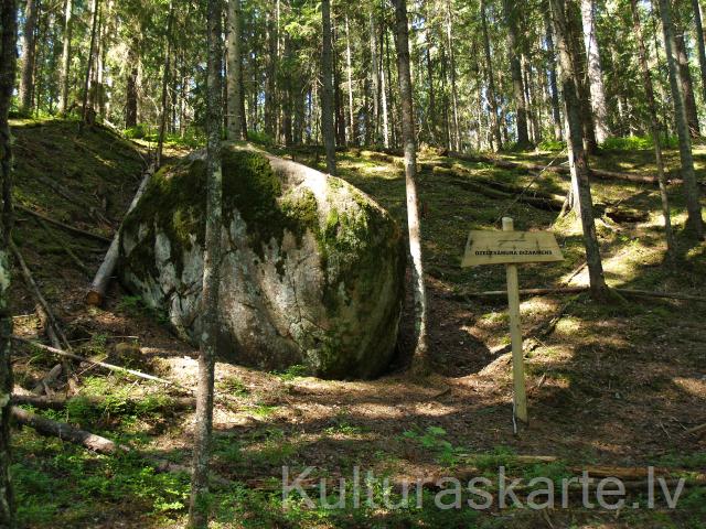Dzelzāmura Svētakmens. Foto J. Urtāns